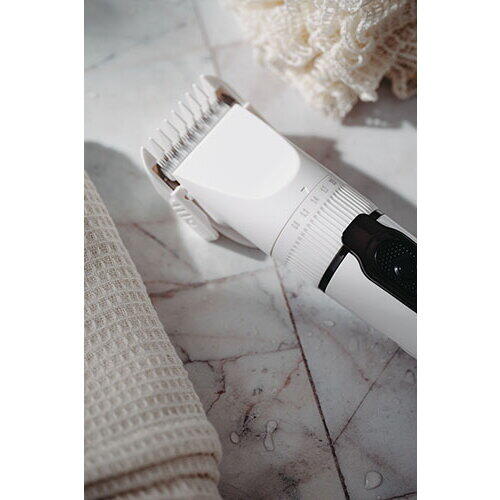 ADLER Aparat de tuns Hair clipper LED, USB C, afisaj LED, alb