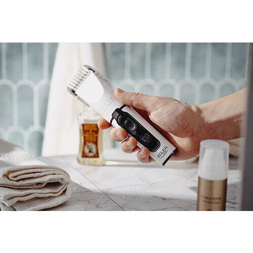 ADLER Aparat de tuns Hair clipper LED, USB C, afisaj LED, alb