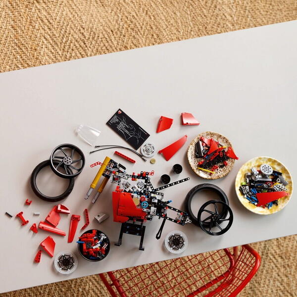 LEGO Technic: Motocicleta Ducati Panigale V4 S 42202, 18 ani+, 1603 piese