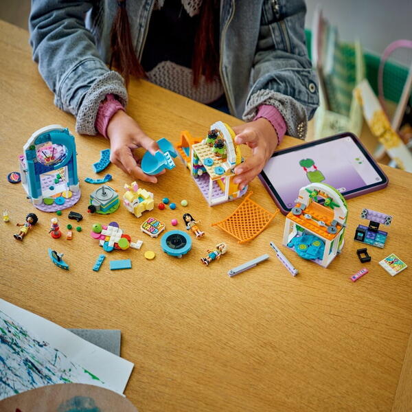 LEGO Friends: Loc de joaca la interior 42686, 7 ani+, 668 piese