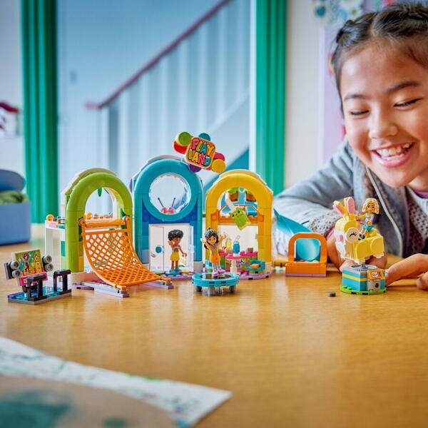 LEGO Friends: Loc de joaca la interior 42686, 7 ani+, 668 piese