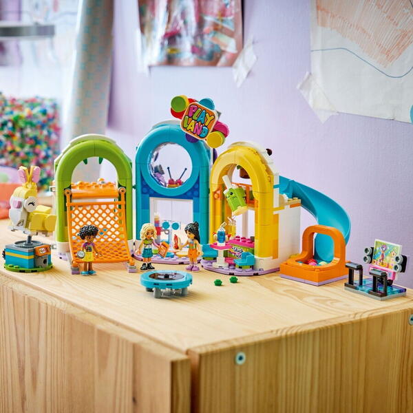 LEGO Friends: Loc de joaca la interior 42686, 7 ani+, 668 piese