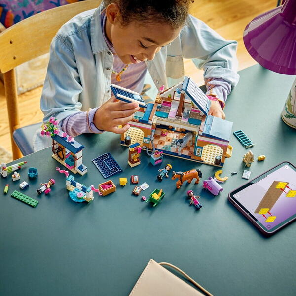 LEGO Friends: Grajd de cai si academie de echitatie 42688, 7 ani+, 735 piese