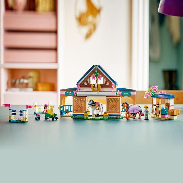 LEGO Friends: Grajd de cai si academie de echitatie 42688, 7 ani+, 735 piese